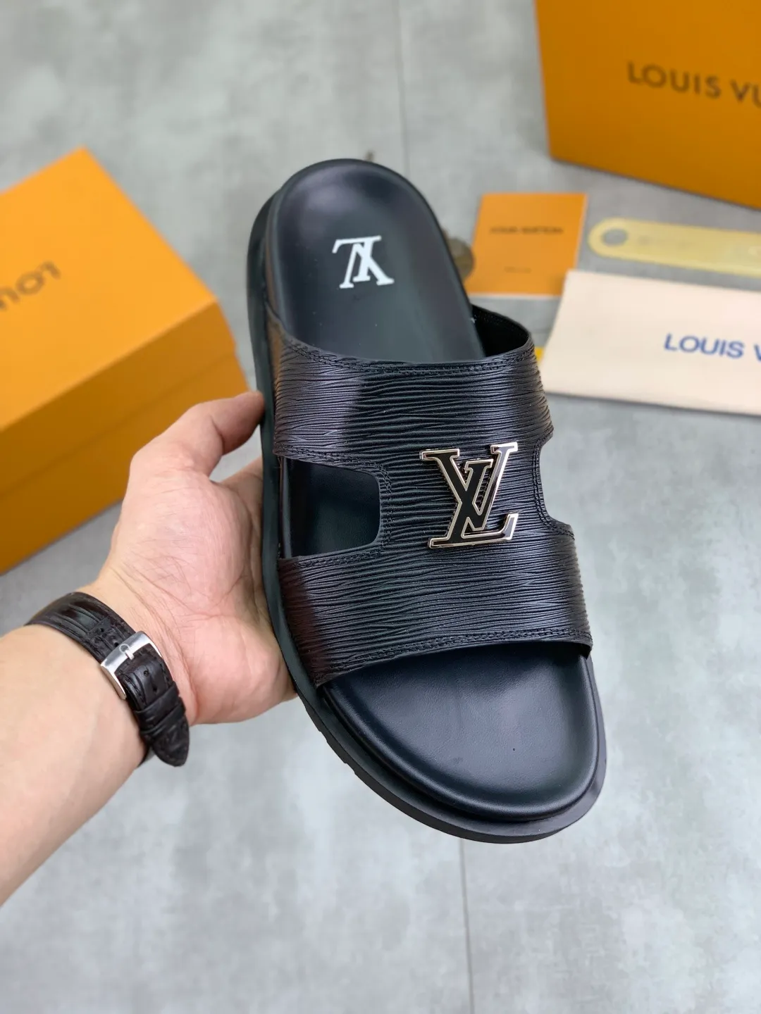 Men's shoes 💰P300💰【New style】🆘 Original quality 【LOUIS VUITTON】The popular Louis Vuitton LV men's slippers on the official website are on sale simultaneously! Original fabric imported from Italy, original factory special supply, code number: 38-44 (45 customized), many colors available